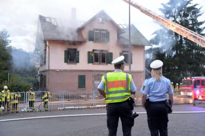 Vollbrand der Asylunterkunft in Unterweissach - Feuerwehr im Grosseinsatz